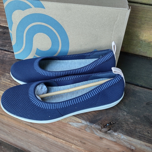 Clarks Cloudsteppers Women's Dark Blue Flats New In Box Says 4D Size And 37. - Picture 2 of 6